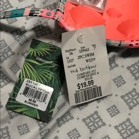 Size medium patterned bikini top. - Picture 3 of 3